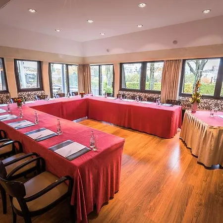 Parc Plaza Hotel *